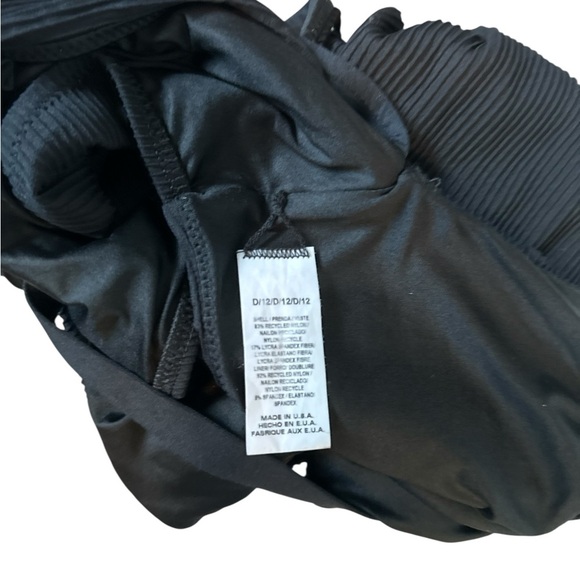 NWOT Vitamin A Black Swimsuit 12 One Piece Plunge Sustainable EcoLux
A248 - Picture 5 of 7